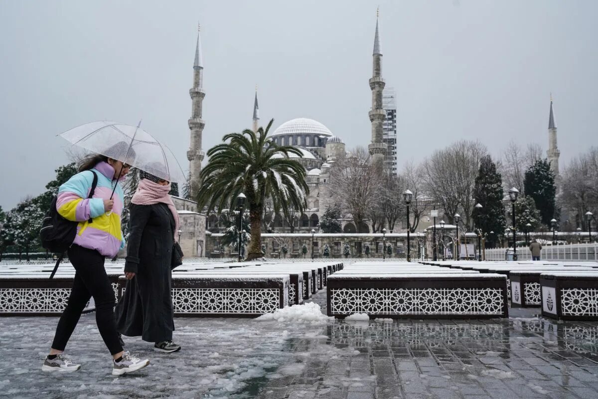 Стамбул зима 2022. Султанахмет Стамбул зима. Стамбул январь 2022. Стамбул снегопад. Стамбул погода в марте 2024 года