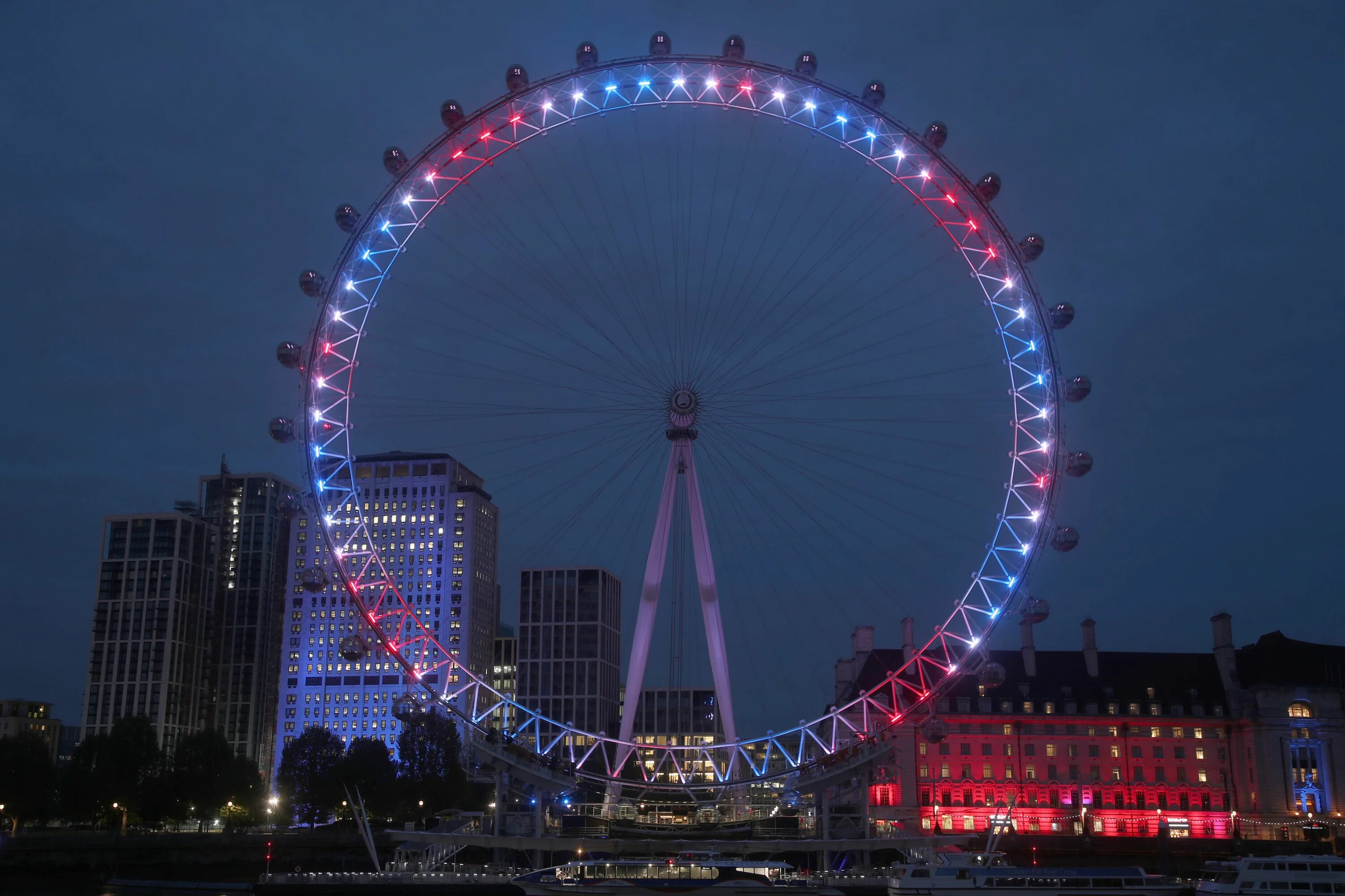 One of the london s. Колесо обозрения Лондонский глаз в Лондоне. Лондонский глаз London Eye. Великобритания колесо обозрения London Eye. Достопримечательности Лондона London Eye.