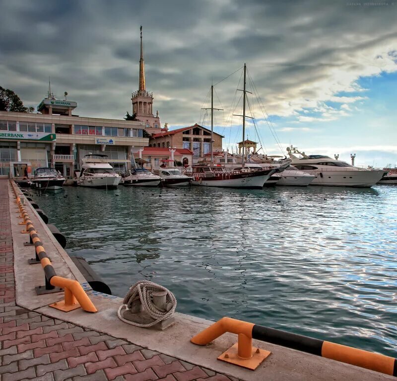 Морской вокзал сочи причалы. Морской вокзал сочи причалы. Причал сочи. Причал 1 сочи. Морской вокзал сочи яхты.