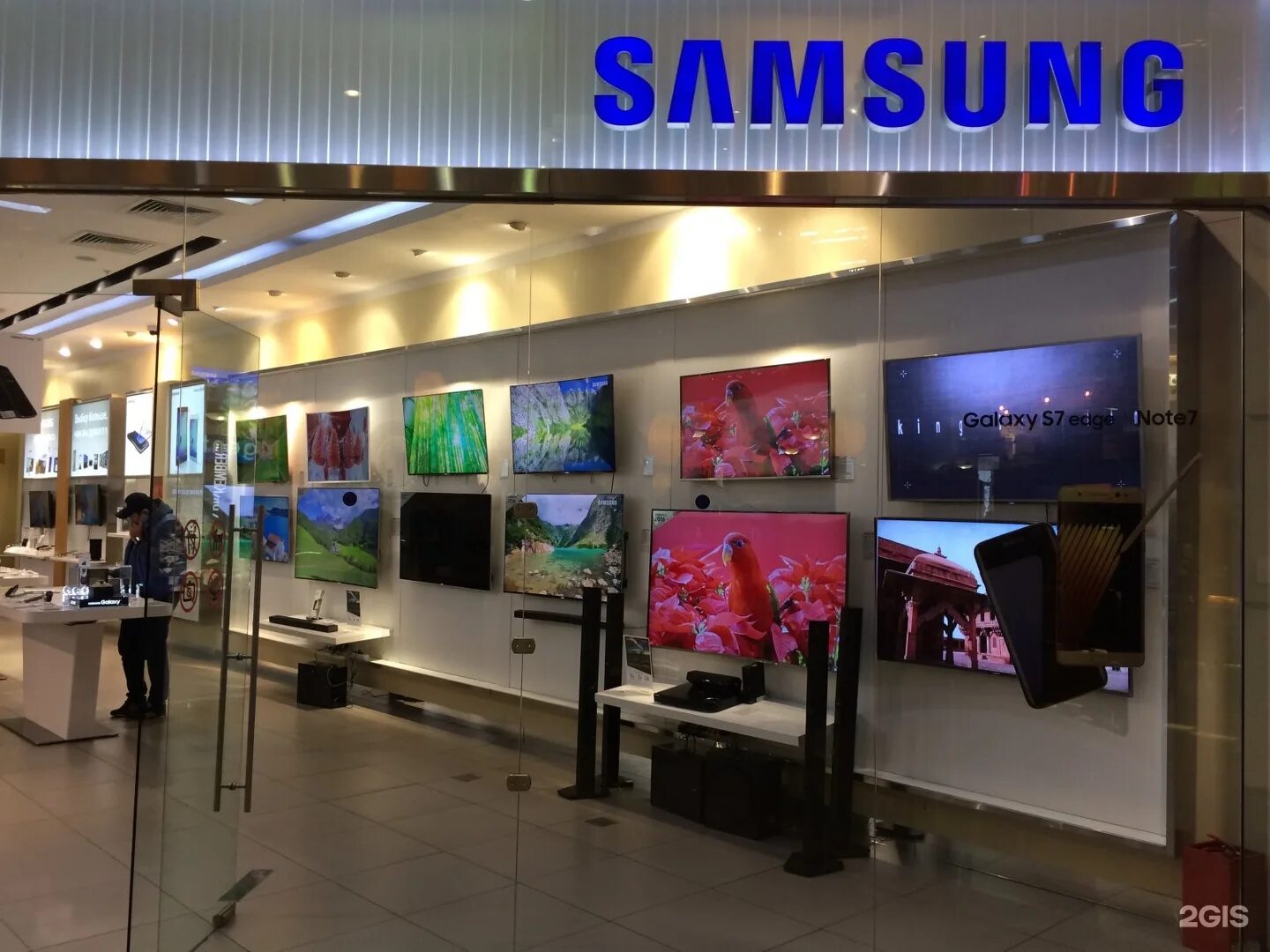Г. Магазин сумок в атриуме. Мск атриум самсунг галакси. Атриум ул земляной вал 33. Самсонит магазин в атриуме фото внутри.