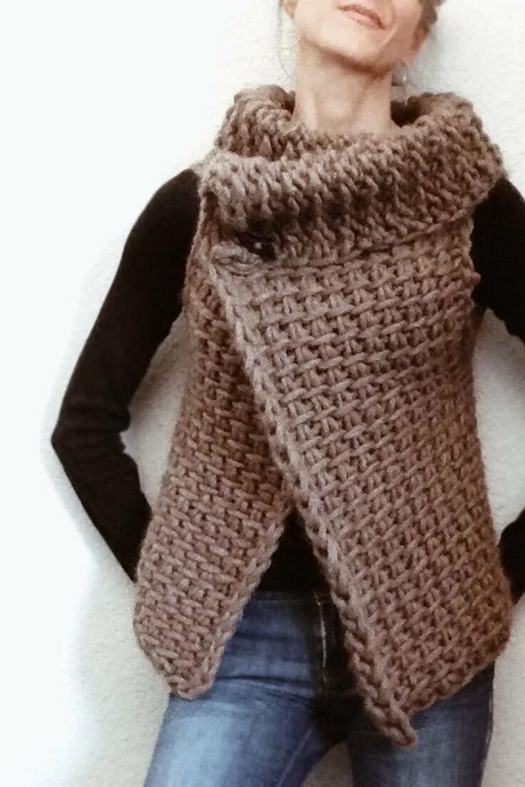 Жилет крупной вязки. Вязаная жилетка. Безрукавка крупной вязки. Жилет из толстых ниток. Вязаная жилетка.