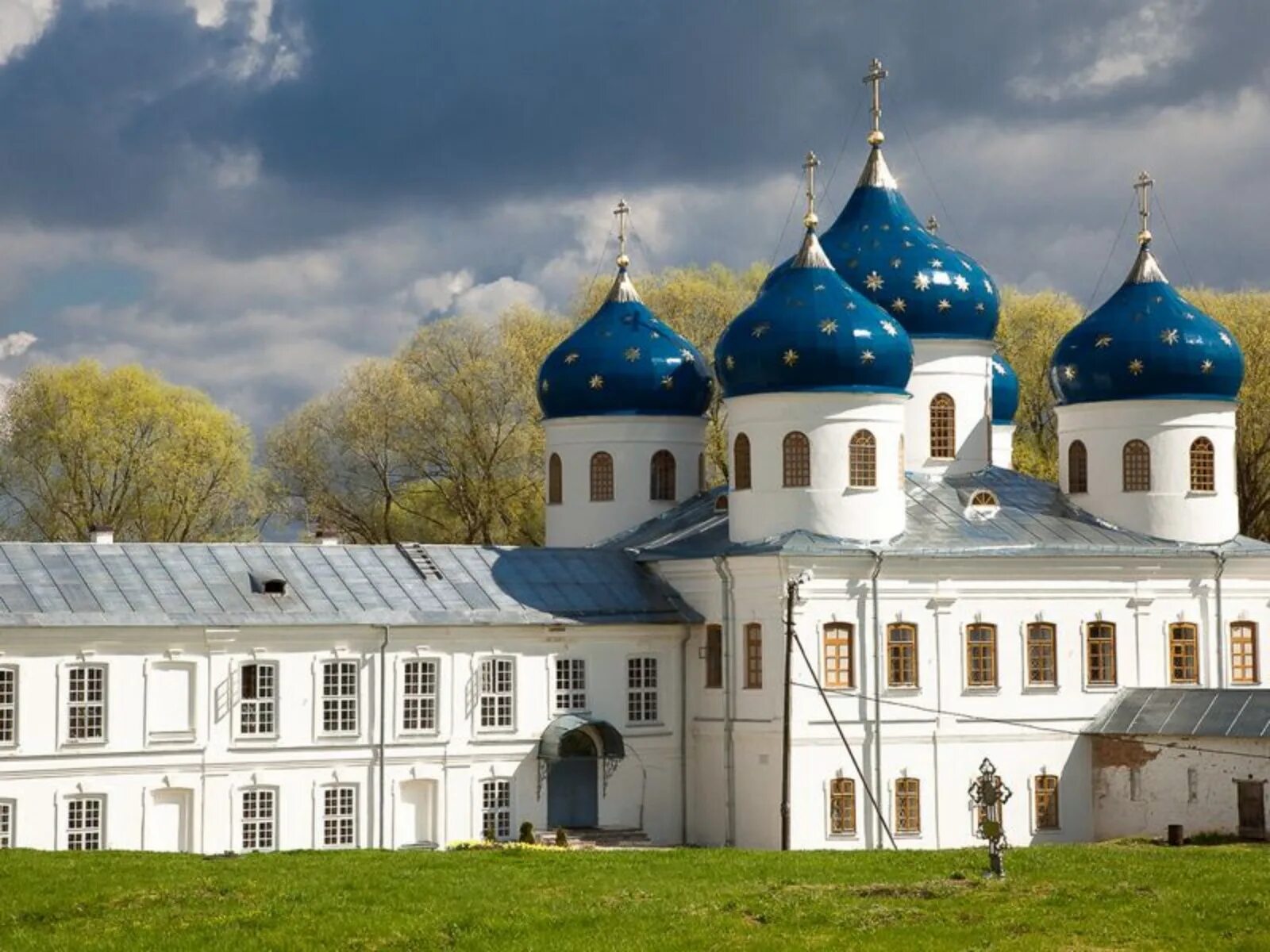 Православный великий новгород. Свято-Юрьевский монастырь Великий Новгород. Свято-Юрьев мужской монастырь Великий Новгород. Свято Юрьевский мужской монастырь в Великом Новгороде. Монастыри Великого Новгорода Юрьев монастырь.