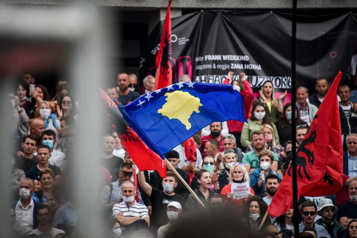Самый длинный национальный гимн в мире. Митинги косовских сербов 1999. Независимость Косово 2008. Косовские албанцы Приштина. Сербские анклавы в Косово.