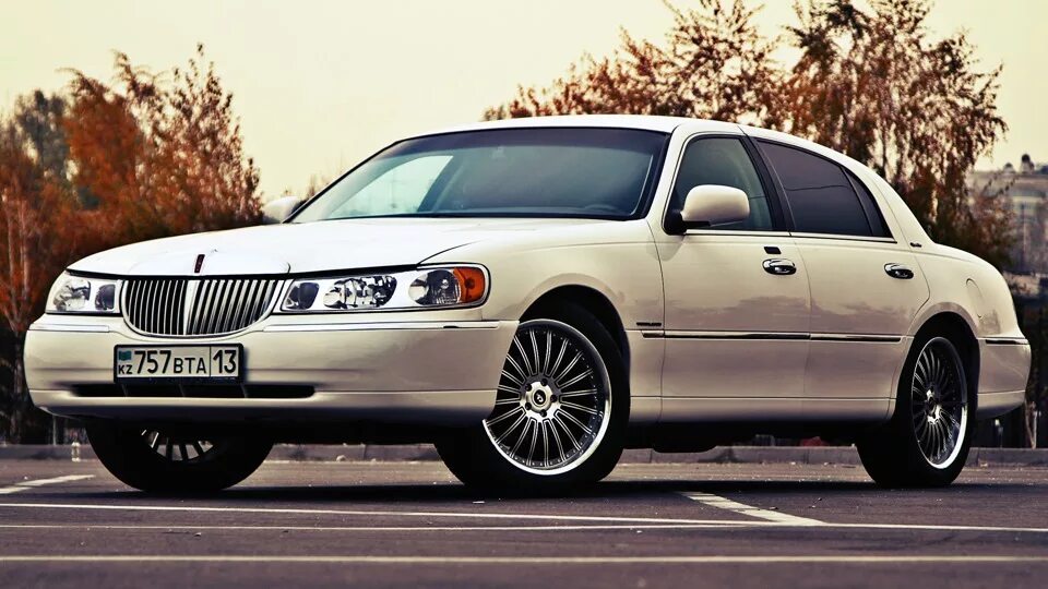 Town car 3. Lincoln Town car 2000. Lincoln Town car 2000 года. Lincoln Town car 1998. Линкольн Таун кар седан 2000 года.