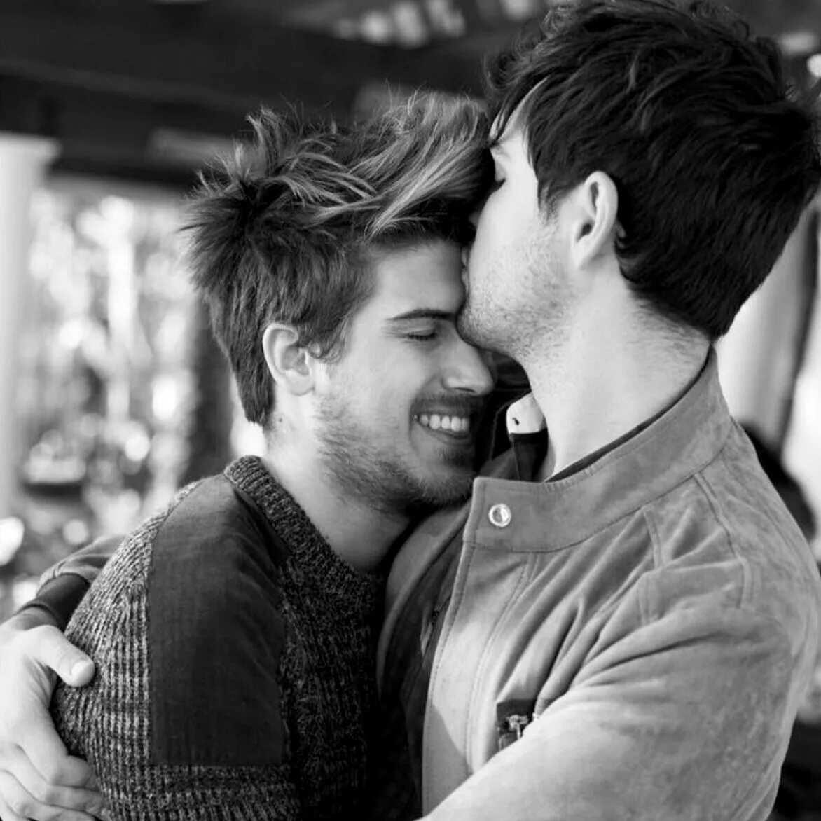 Поцелуй парней. Мужская любовь. Поцелуй двух парней. Любовь между парнями. Два гея дома