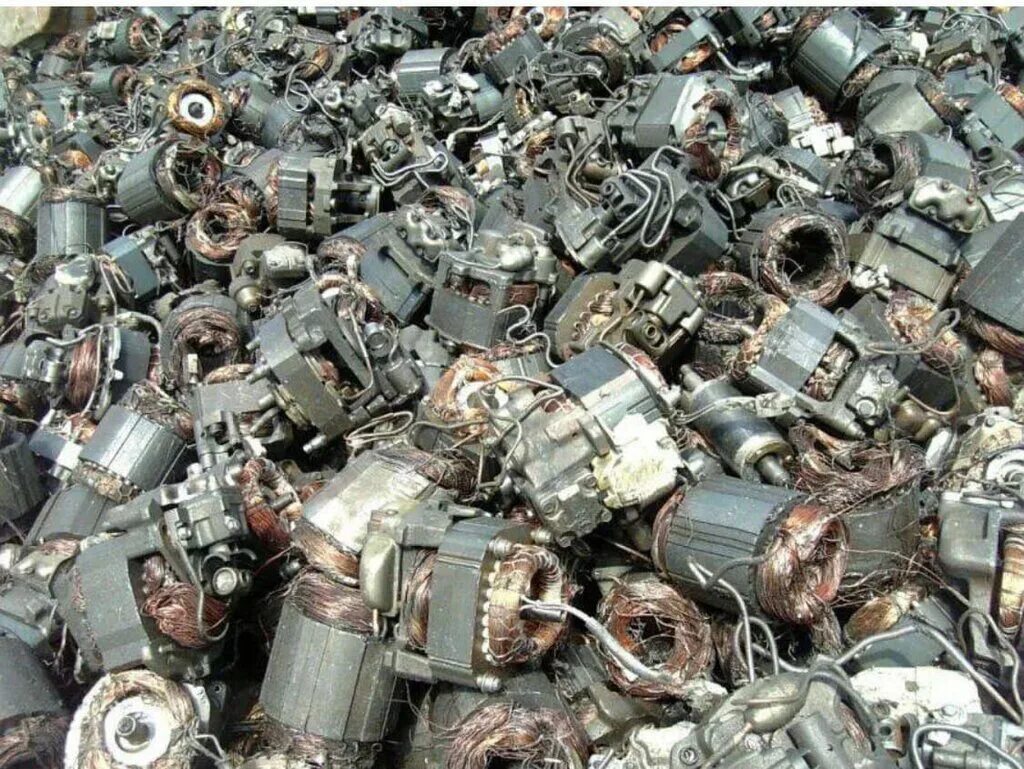 Лом электродвигателей м9. Старый электродвигатель. Электродвигатель металлолом. Электромоторы в металлолом.
