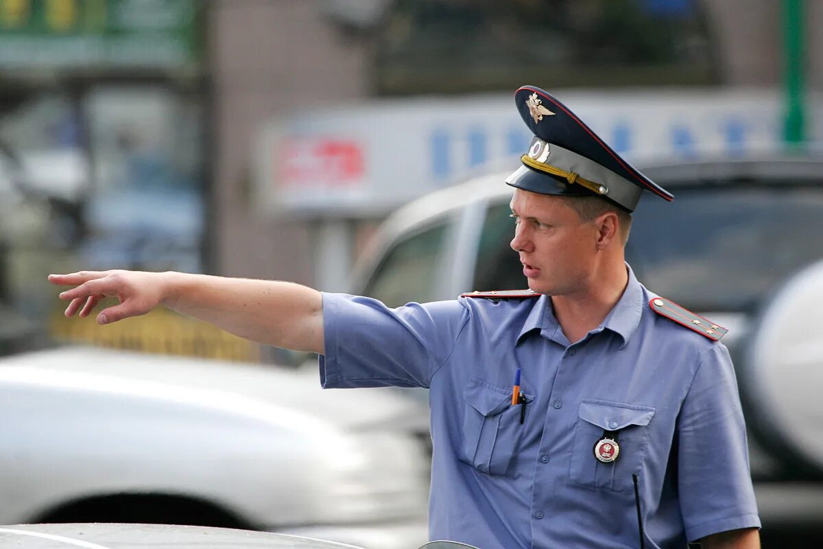 Милиционер 2006. Новая форма ГИБДД. Милиционер отдает честь. Russian Police. Policeman на русском