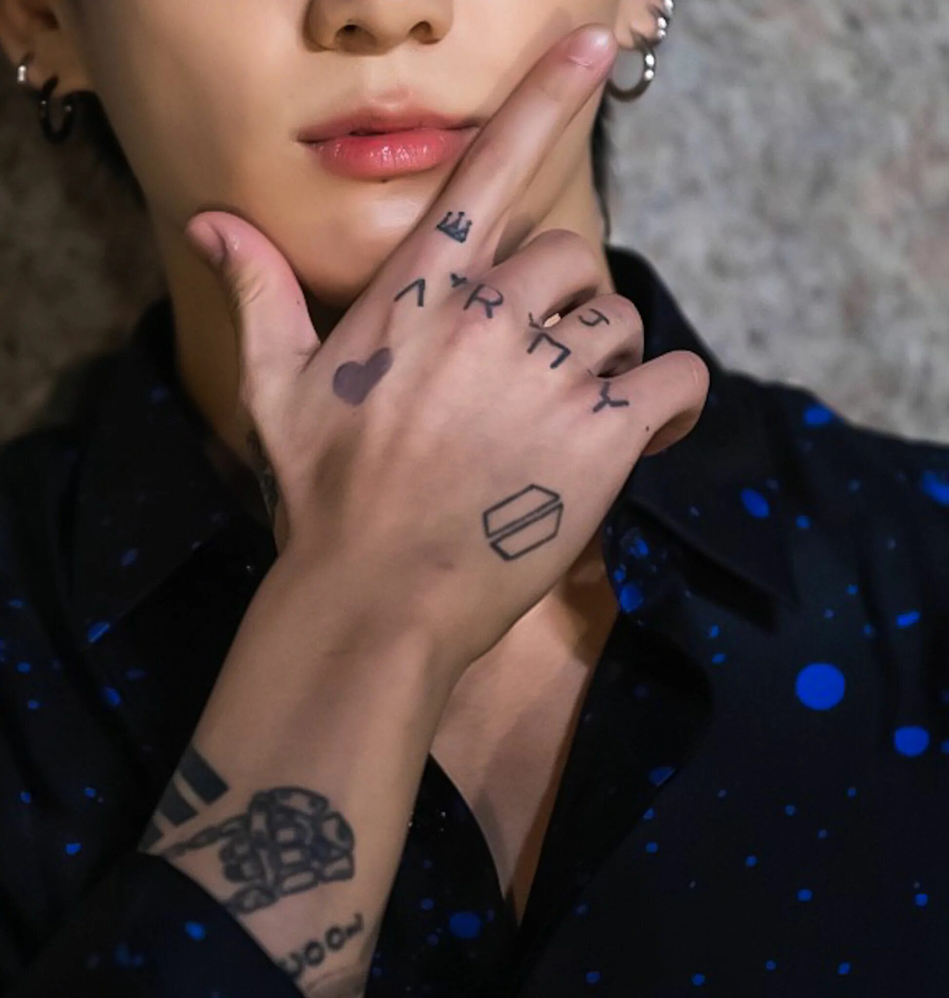 Чонгук tattoo. Чонгук бтс татуировки. тату чонгука. чон чонгук тату. bts тату чонгука.