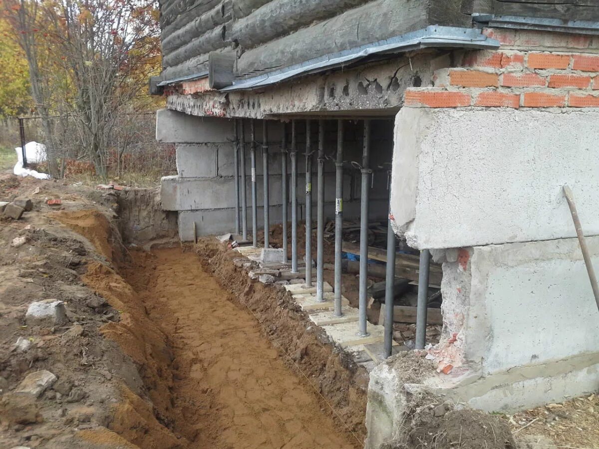 Подпирать дом. Старый фундамент. Усиление фундамента старого дома. Просел фундамент. Фундамент старинных зданий.