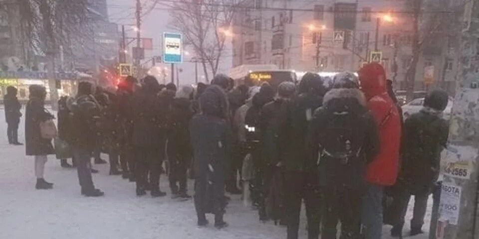 13 ноября утром. Толпа на остановке. Люди на остановке в Самаре. Толпы народа на остановках на Сульфате. Толпа на остановке Минина.