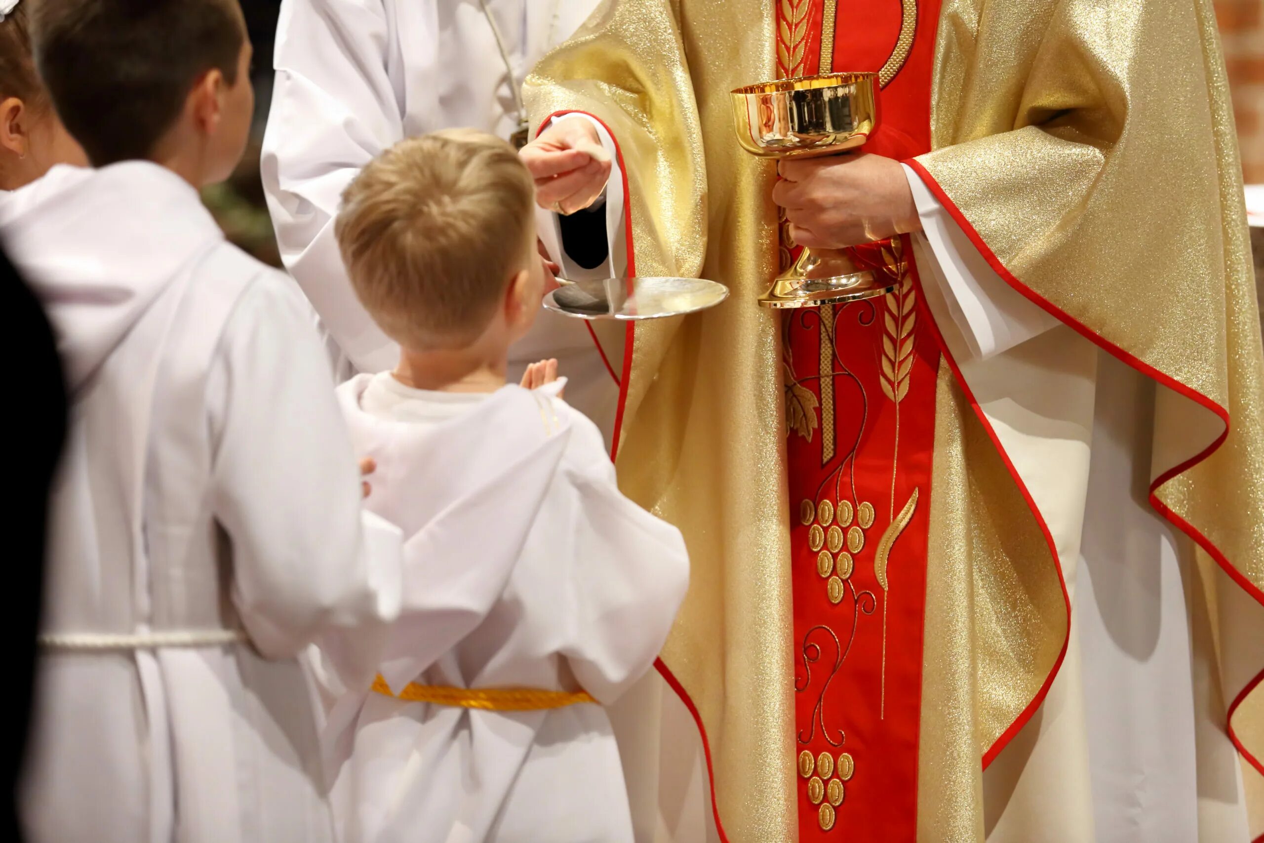 Святое причастие. Коммунион. Communion таинство в Германии. Фото коммунион. Причащение Святой водой на службе.