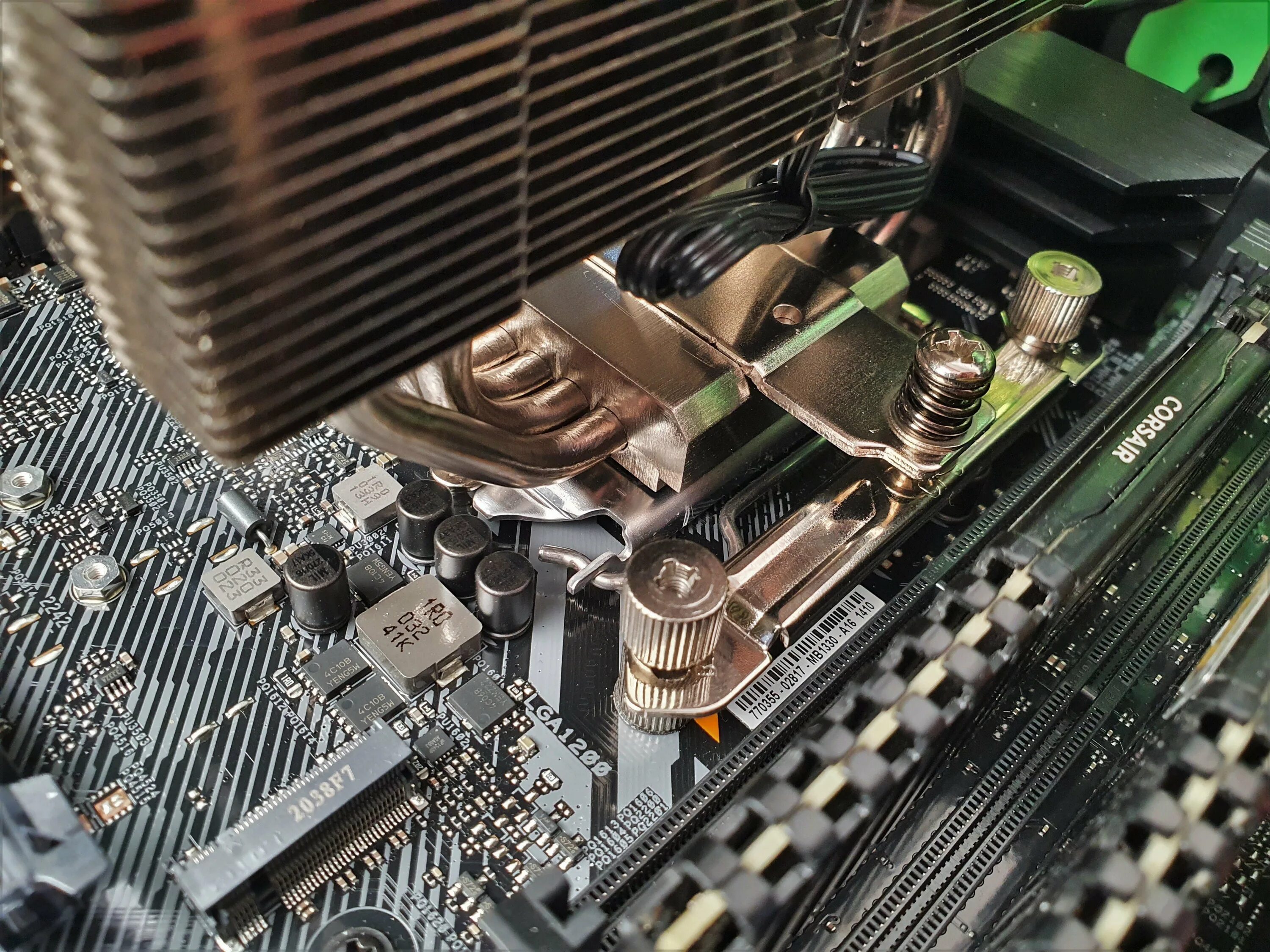 Как правильно установить кулер на процессор. Lga 1200 кулер. deepcool as500 plus на материнской плате. lga 1200 крепление для кулера. установка кулера на материнскую плату lga1200.