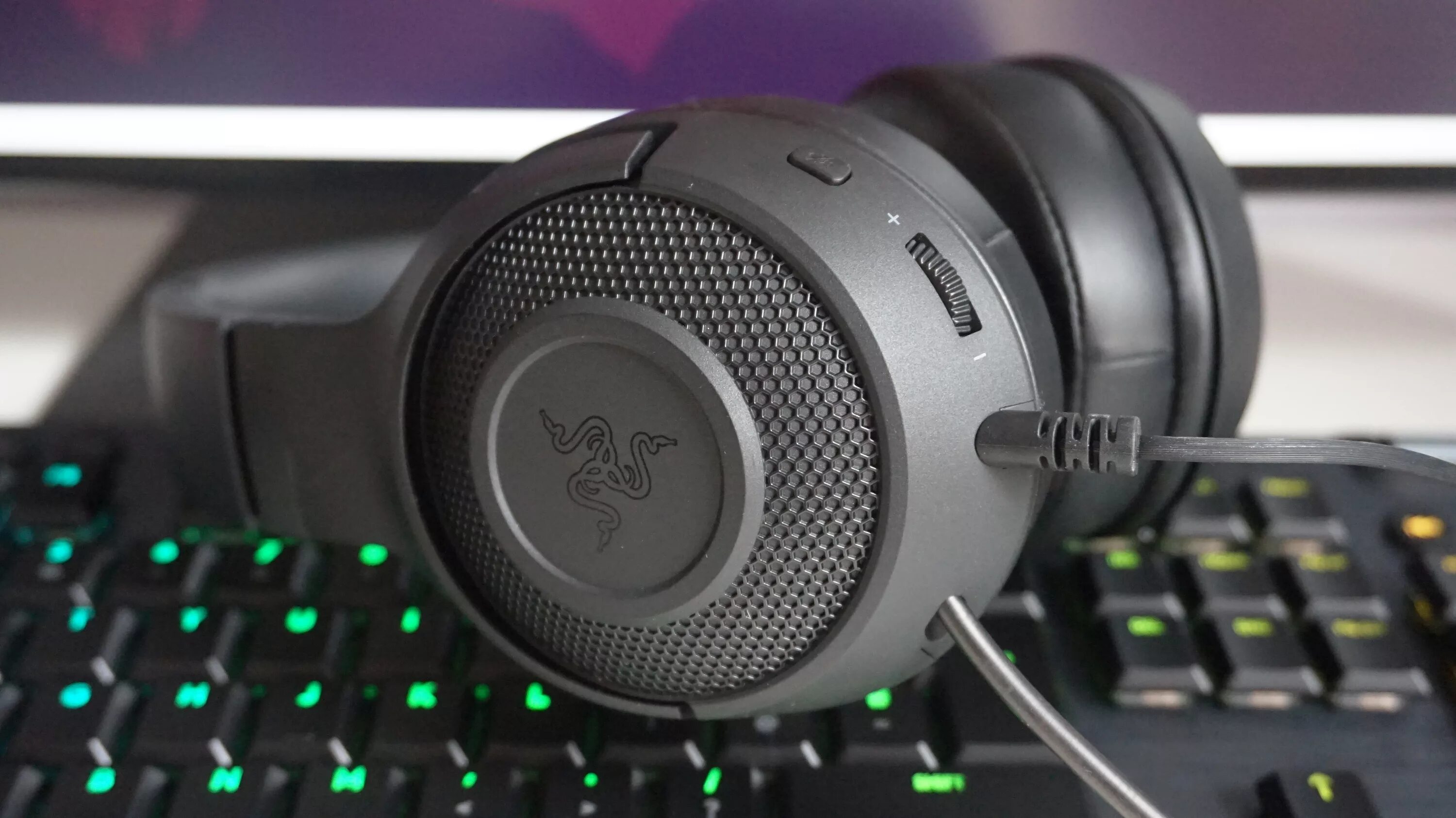 Razer x lite купить. Гарнитура Razer Kraken x Lite. Наушники рейзер Кракен Икс. Игровые наушники Razer Kraken x Lite. Razer Kraken x Lite комплектация.