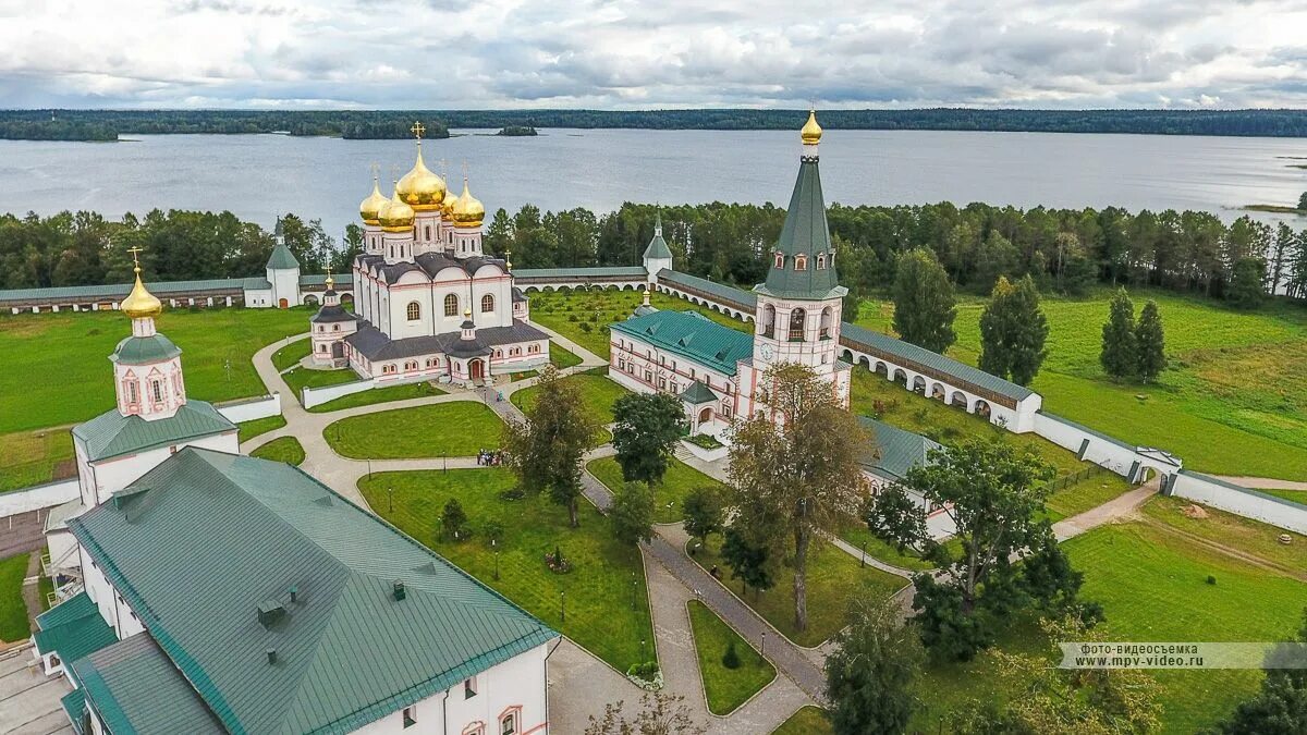 Иверский монастырь на Валдае. Иверский монастырь на Валдае на озере. Валдайский Святоозерский Иверский мужской монастырь. Иверский монастырь (г. Валдай. Валдай население