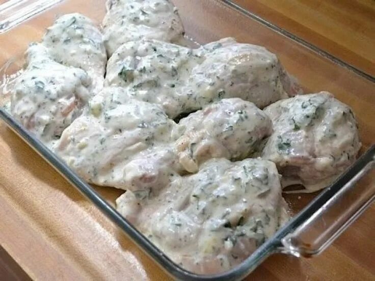 Мариновать курицу в кефире. Куриные голени в сметанном маринаде.. Курица в сметанном маринаде. Курица в сметане в духовке. Куриное филе в сметане в духовке.