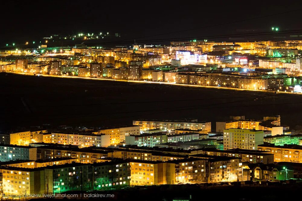 Зимний вечерний город магадан. Магадан ночью. Магадан ночью. Ночной город магадан. Город певек северное сияние.