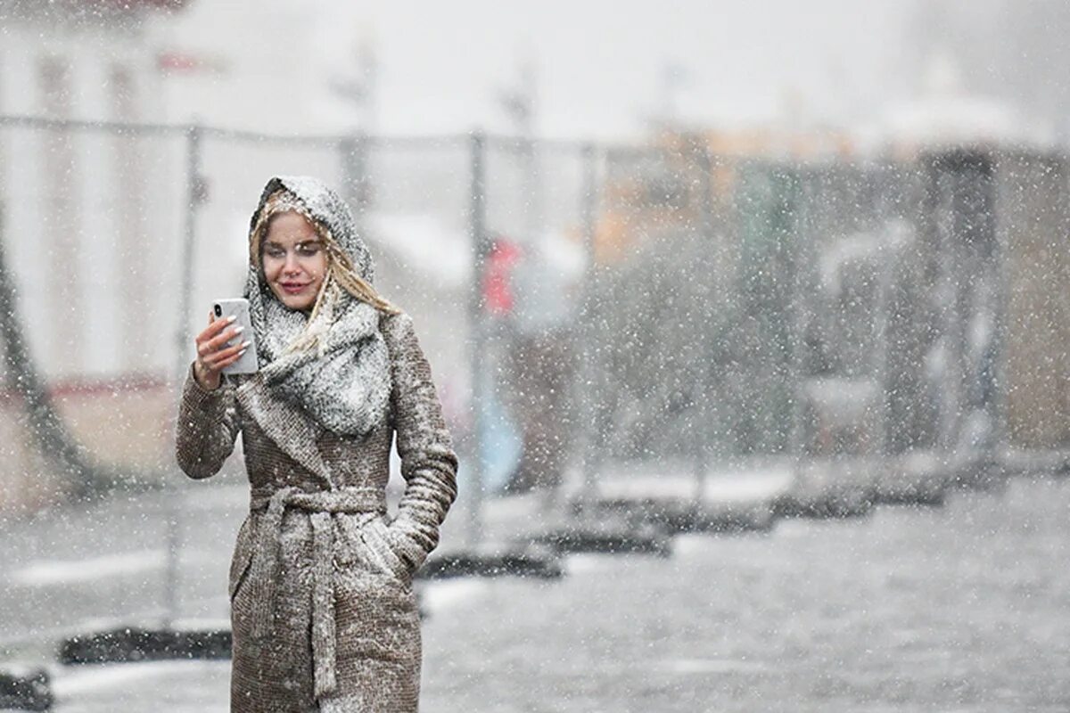 Сколько сегодня снег. Зима. Холодный день. Первый снег в Москве.