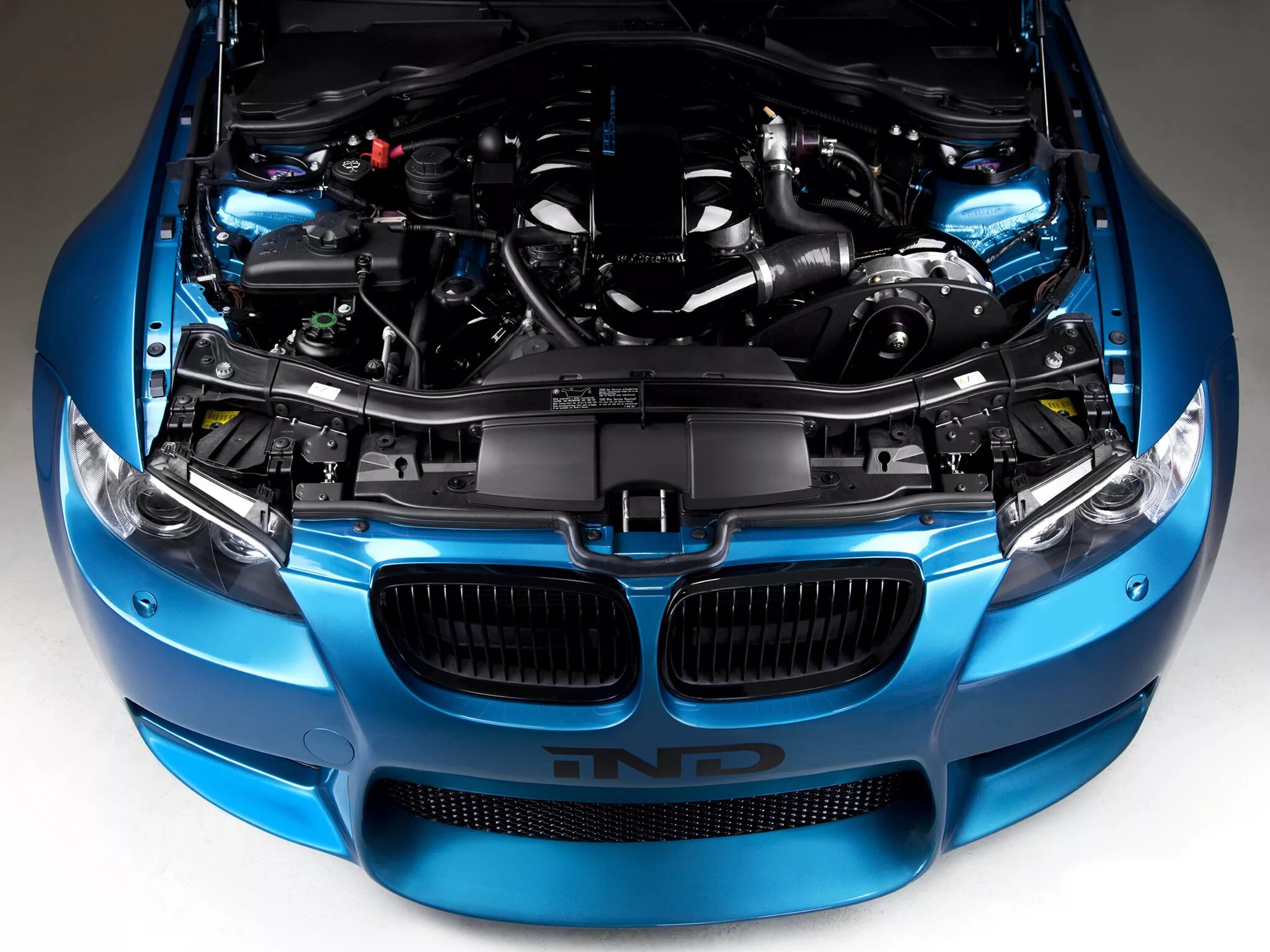 Как узнать двигатель машины. Bmw e92 двигатель. bmw m3 e92. bmw m3 e92 двигатель. под капотом бмв м3.