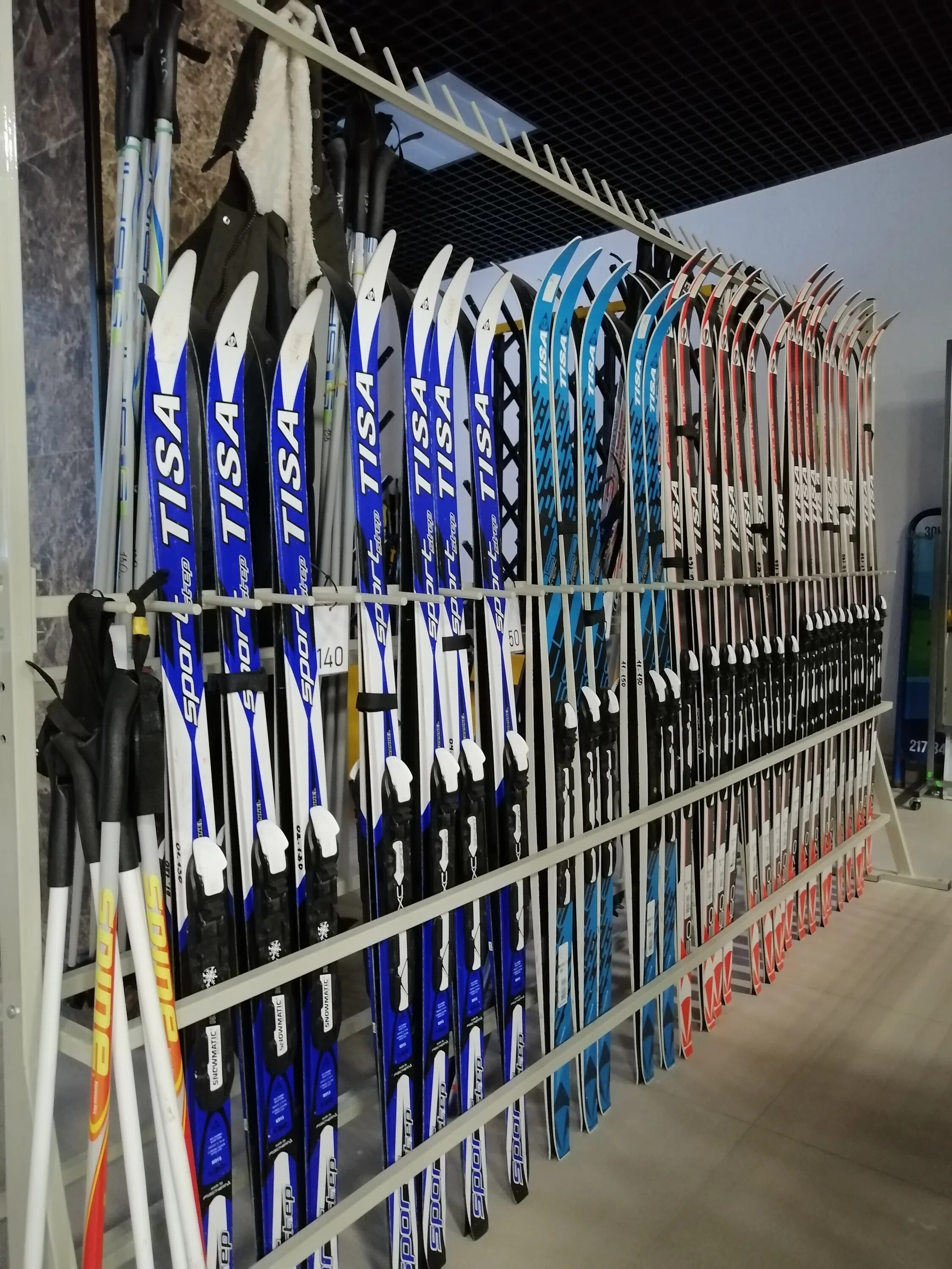 Пункт проката лыж. Балабаново производство лыж. Горнолыжное оборудование. Лыжный инвентарь. Kneissl беговые лыжи.