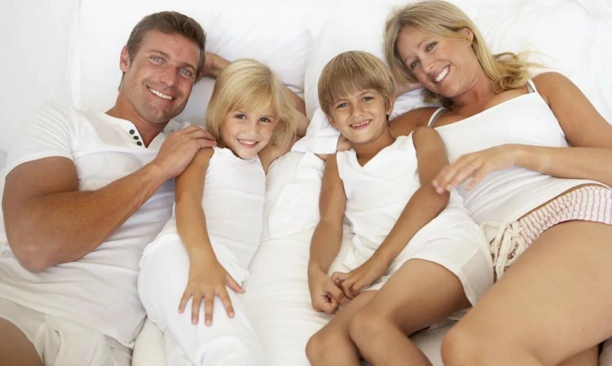 Шведская семья это простыми словами. Семья в постели. Шведская семья. Норвежская семья в постели. Семья на кровати.