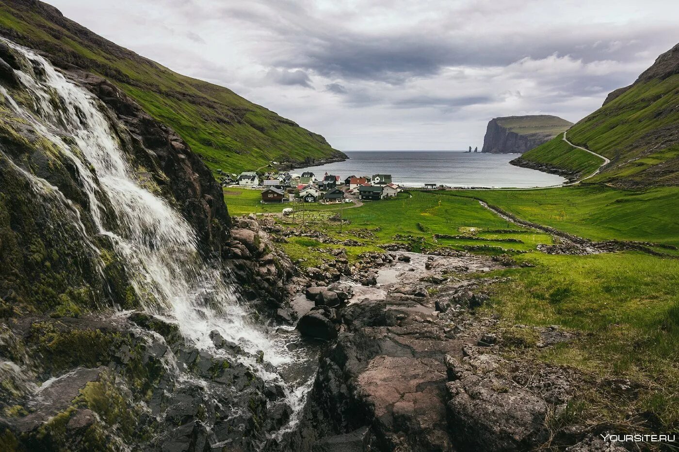 Самый большой остров в дании. Гьогв Фарерские острова. Фарерские острова остров Калсой. Озеро Саксун, Фарерские острова.