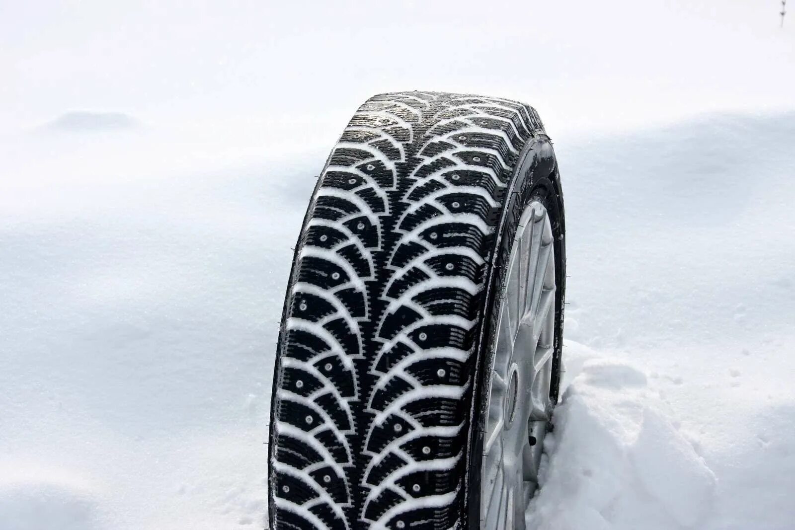 Какие колеса шипованные лучше. Зимние шины. Зимняя резина реклама. Зимняя резина Снежинка. Бесшумные зимние шины.