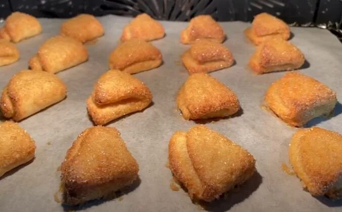 Печенье домашнее с сахаром треугольники. Творожное печенье Катрин Бауэр. Творожное печенье треугольники. Печенье из творога треугольники. Печенье творожное треугольники с сахаром.