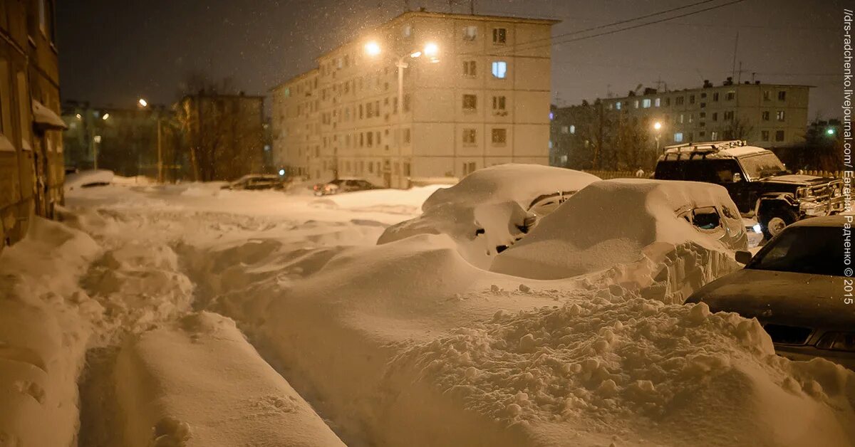 Выпавший снег замело. Магадан снег. Магадан снегопад. Снег сугробы. Много снега в городе.