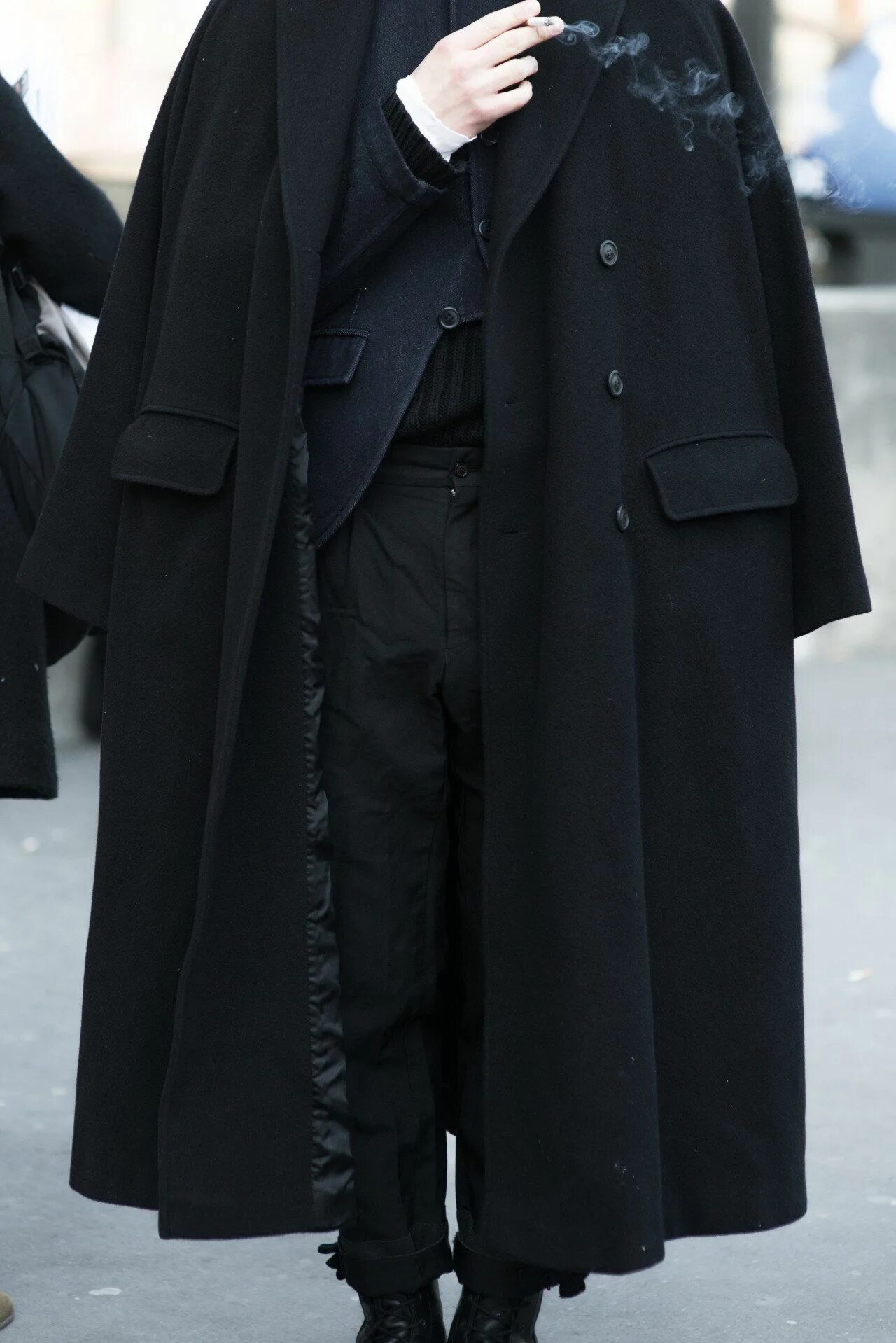 Мужчины в черных плащах. Мужчина в черном пальто Эстетика. Пальто мужское Эстетика. Парень в черном плаще. Мужчина в плаще Эстетика.