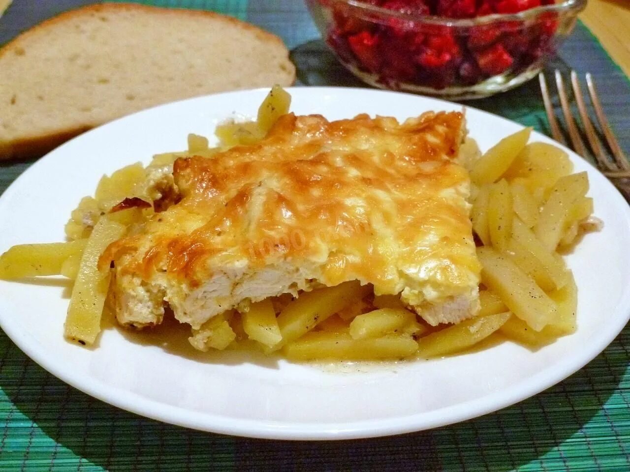 Куриное филе под картофельным. Филе курицы с картошкой в духовке. филе куриное с картофелем под сыром. филе курицы с картошкой в духовке рецепт самый вкусный.