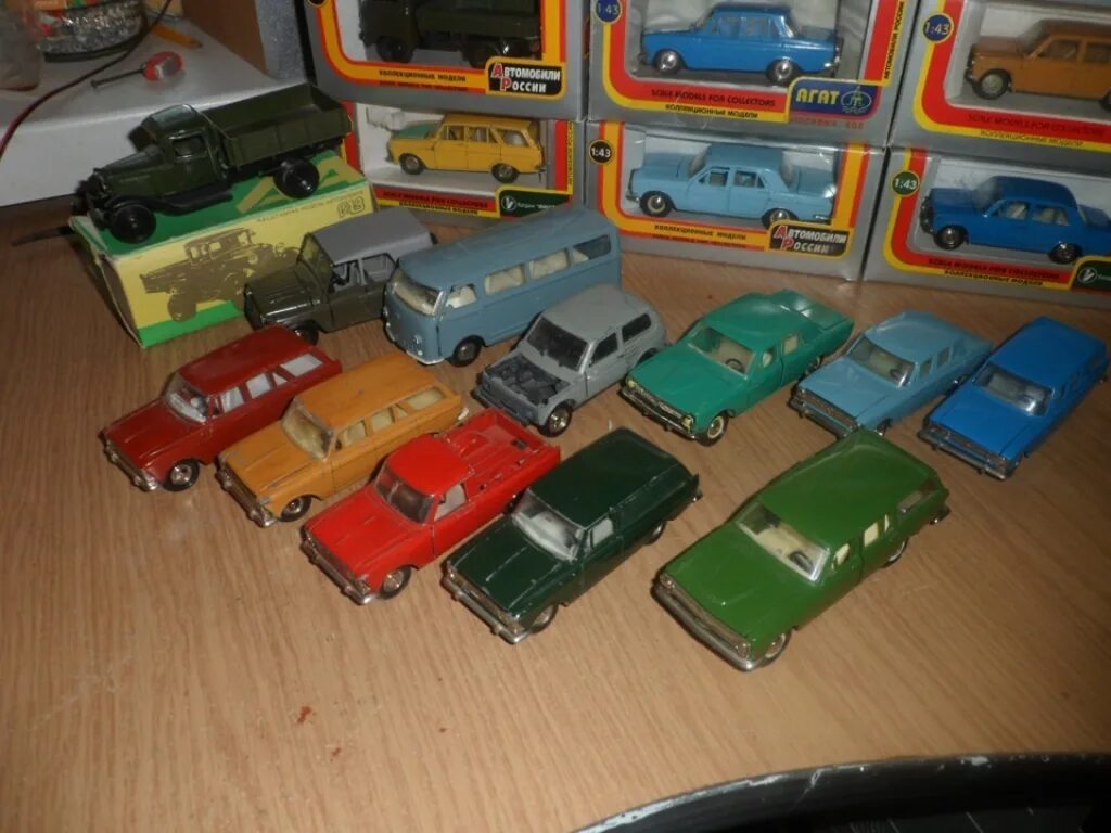 Где купить советские. Машинки масштаб 1 43 СССР. Коллекция моделей автомобилей. Старинные машинки игрушки. Старинные коллекционные машинки.