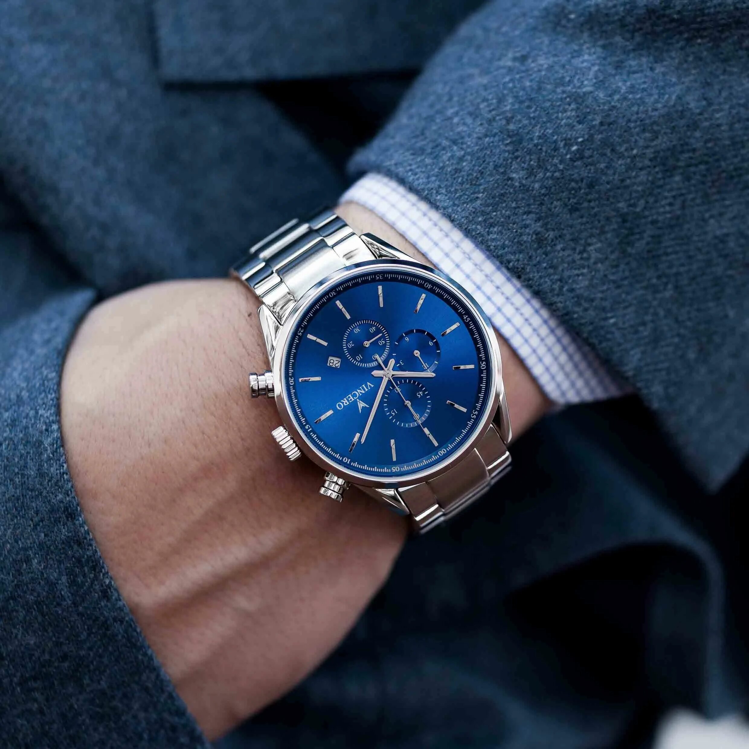 Синие часы. Синими часами. Часы темно синие. Синие наручные часы мужские на руке.