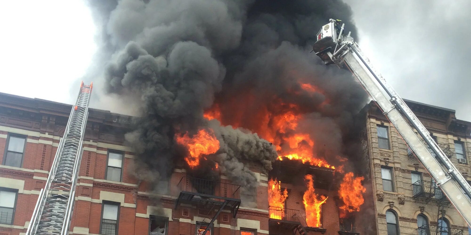 Пожары в зданиях и сооружениях. Взрыв здания. Пожары и взрывы в зданиях. Пожар в здании.