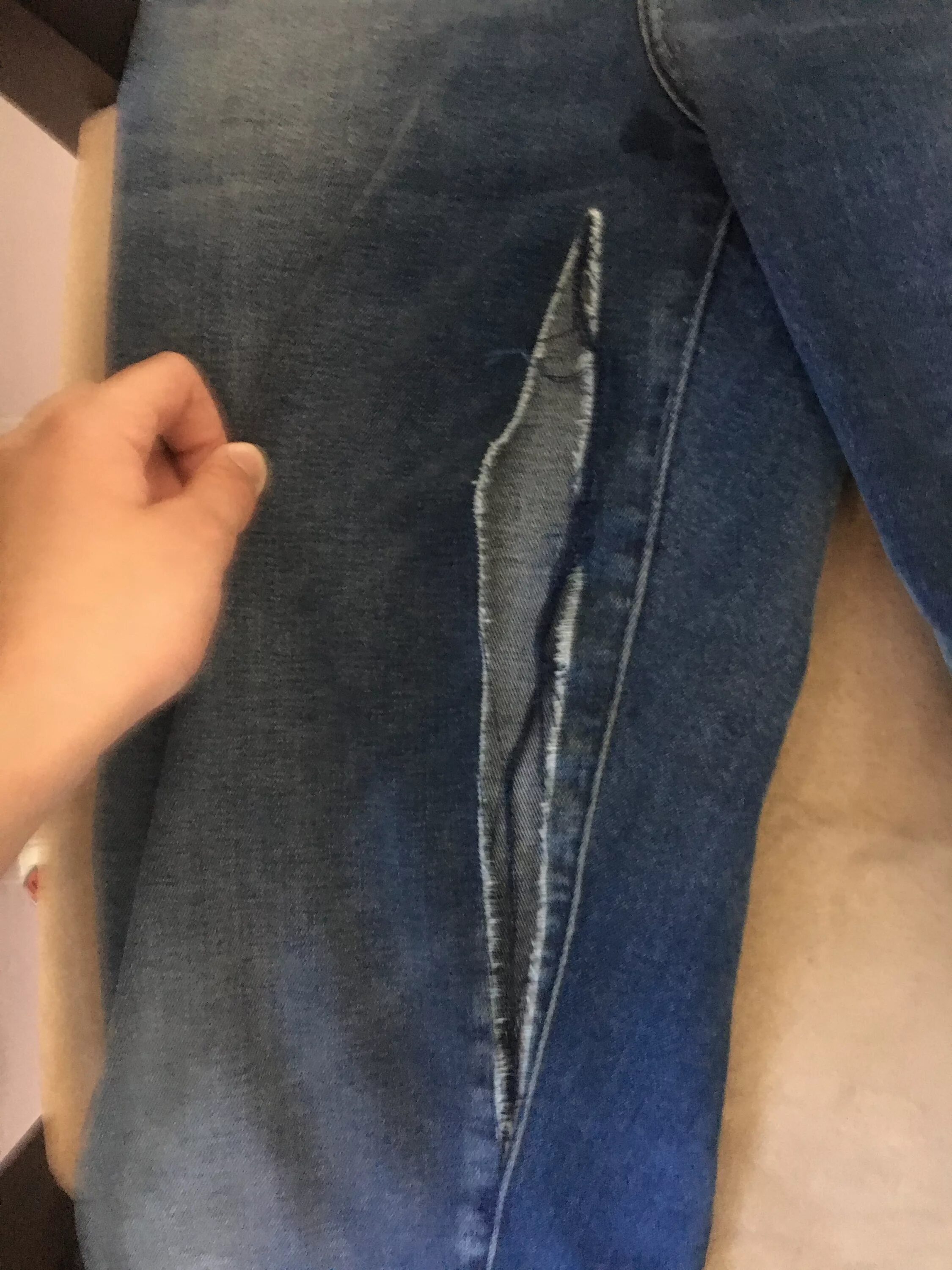 джинсы протираются между ног. штопать джинсы. что делать если порвались штаны. порвались джинсы. сжать куртку между ногами.