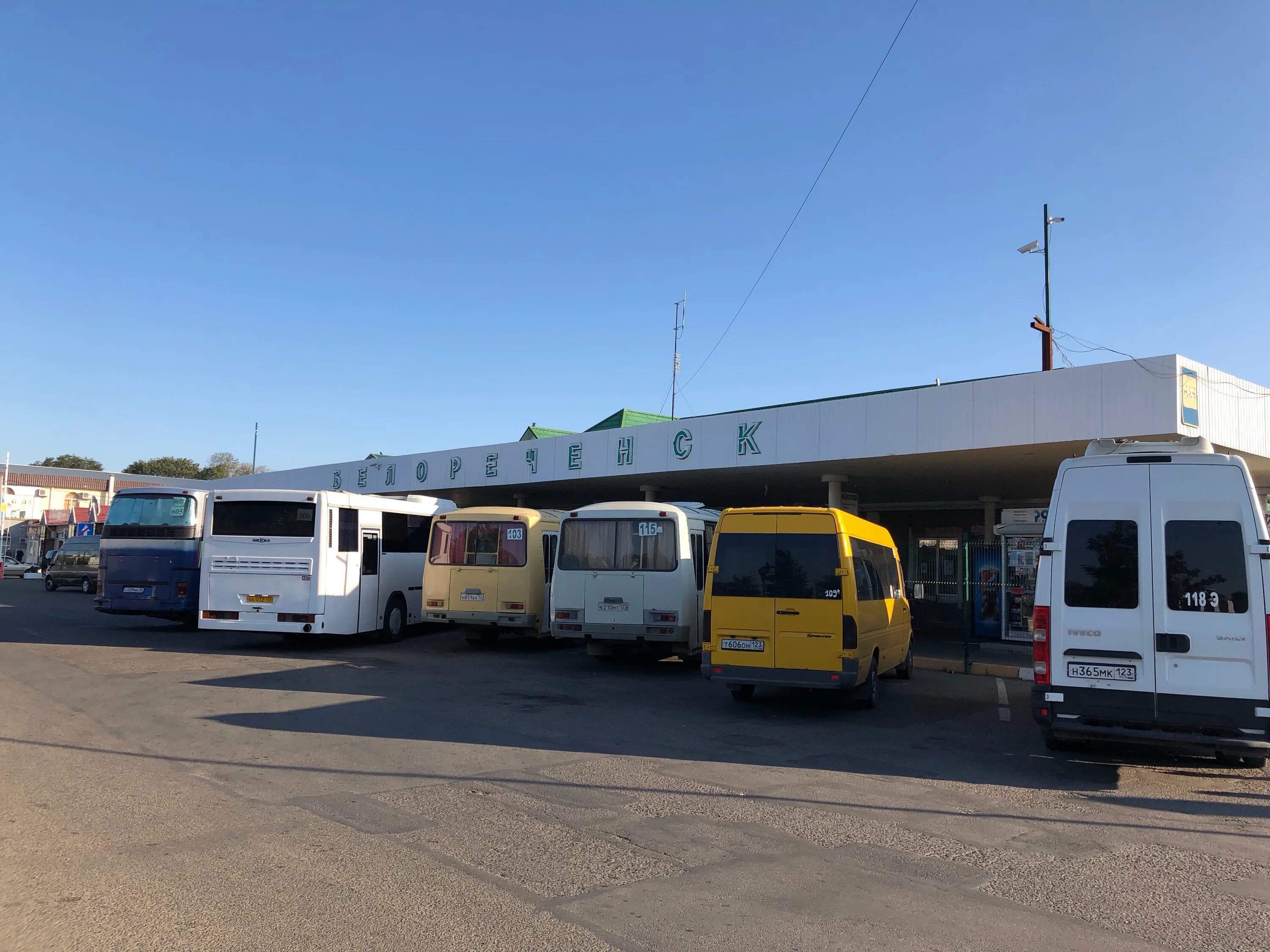 Автовокзал мостовской краснодарский край. Выселки краснодарский край автостанция. Автостанция абинск краснодарский край. Автовокзалы краснодарского края. Автостанция приморско-ахтарск.