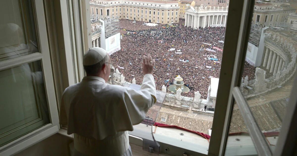 Ватикан балкон папы. Окно папы Римского в Ватикане. Папа Римский на балконе собора Святого Петра. Папа Римский в окне. Папа моем окна