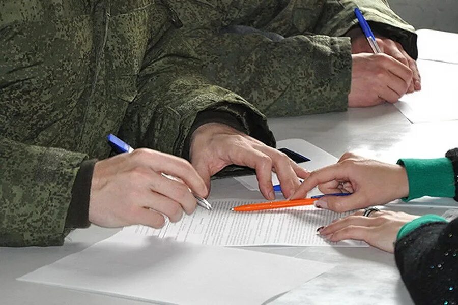 Контракт в армии. Солдат расписывается в документах. Военный подписывает контракт. Военная бумага. Подписать контракт вс рф
