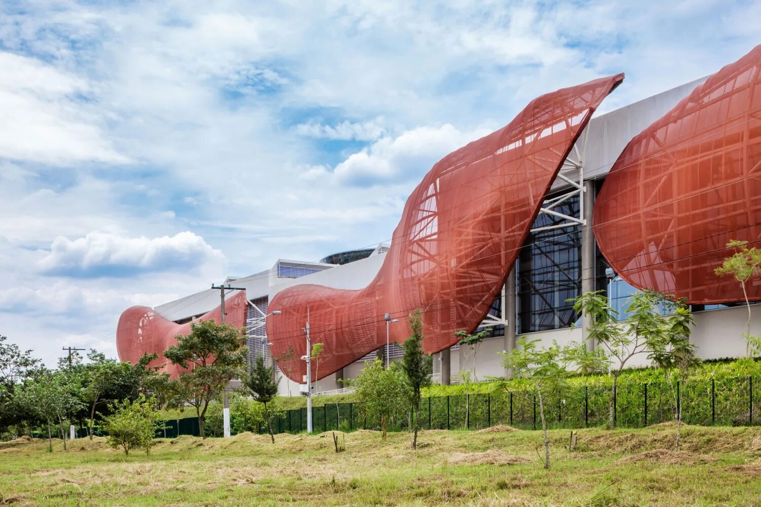 Serge Ferrari - Soltis. Serge Ferrari здания ПВХ. Биоклиматическая архитектура (bioclimatic Architecture).. Тканевые фасады.