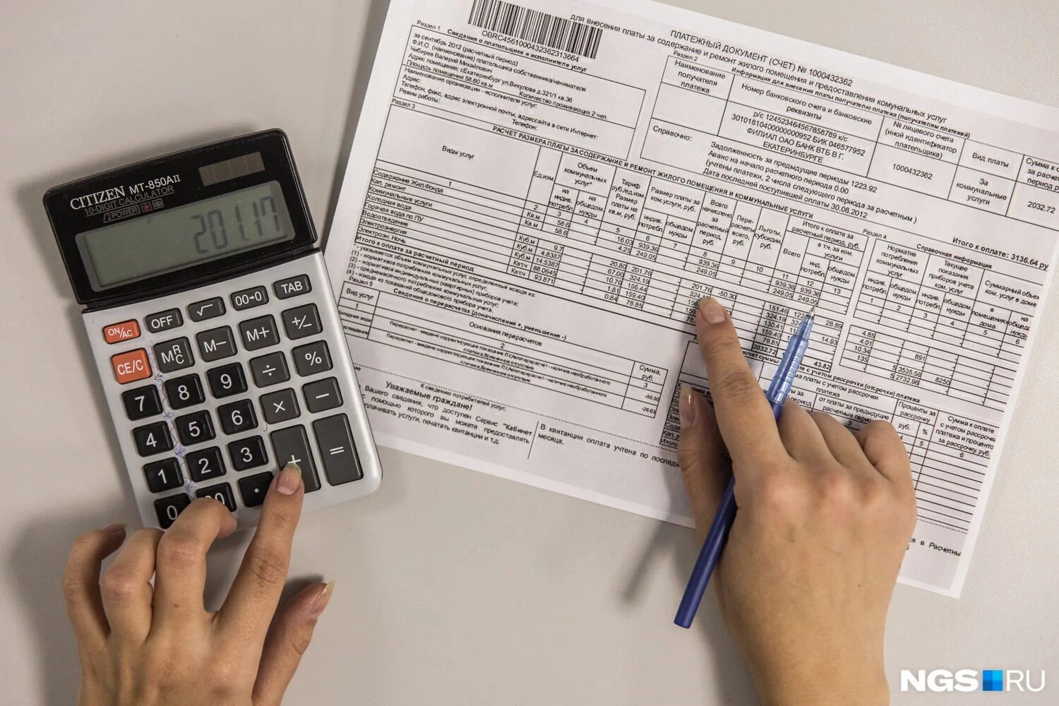 Женщина с квитанцией. Услуги жкх. Счет за коммуналку. Счет за коммуналку в руках. Платежки по жкх.