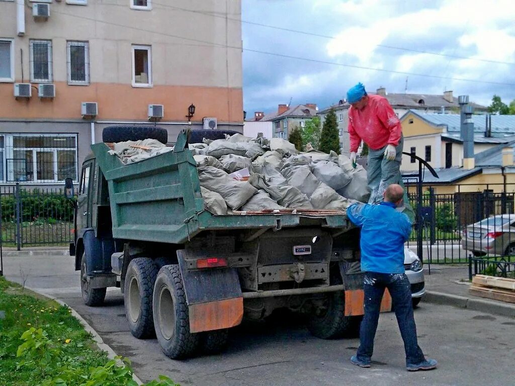 Грузчик на мусоровоз. Вывоз строймусора ЗИЛ.