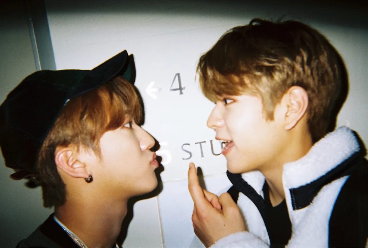 Чанбин пассив фф. Чанбин и сынмин пейринг. ким сынмин поцелуй. bangchan and seungmin. чанбин кусает сынмина.
