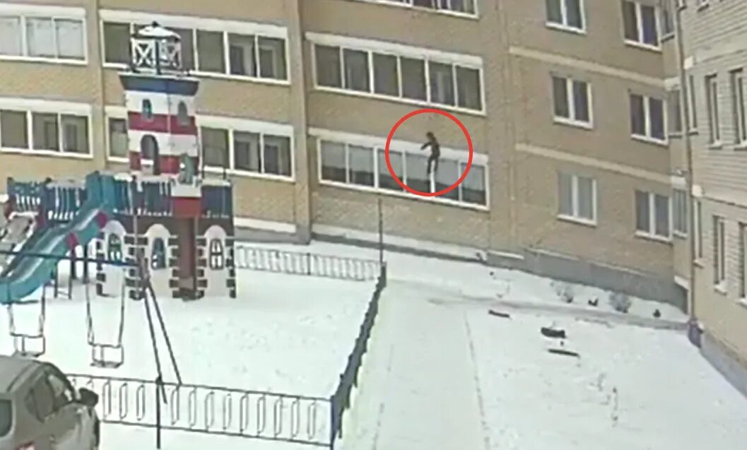 Женщина выбросила троих детей из окна. Женщина выпрыгнула из окна с детьми. Ребенок выпрыгнул. Ребенок выпрыгнул. Саяногорск ребёнок выпрыгнул.
