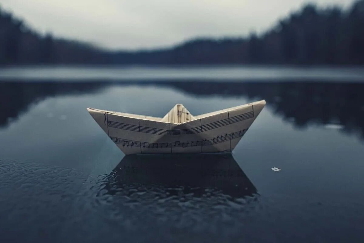 Однажды однажды кораблик бумажный. Самоцветы бумажный кораблик. Ноты песни бумажный кораблик. Кораблик ноты для фортепиано. Кораблик самоцветы.