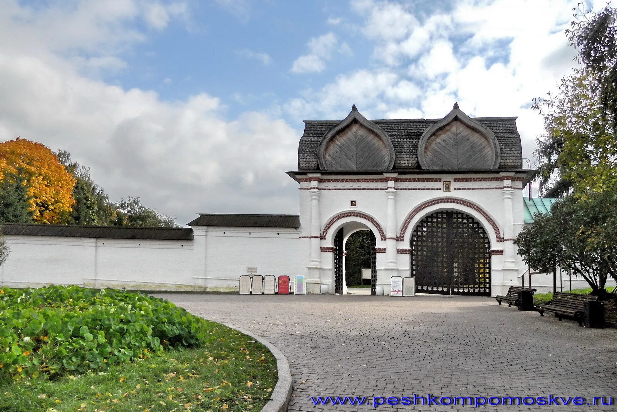 государев двор 15 века московского кремля. государев двор в измайлово. музей заповедник измайлово. усадьба измайлово мостовая башня. изразцы "павлинье око* покровский собор измайлово.