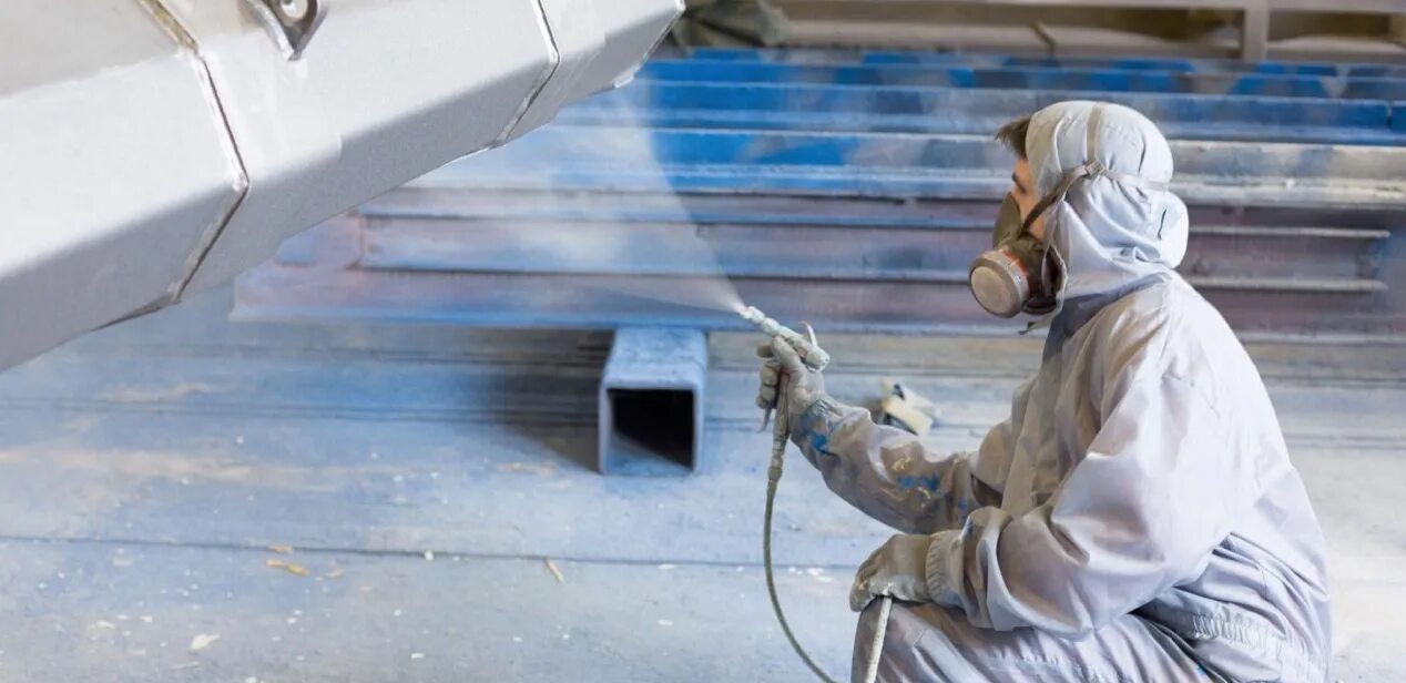 Порошковая покраска ворот. Порошковая покраска металлоконструкций. Маляр резинотехнических изделий. Маляр по металлу обучение. Маляр порошковой окраски.