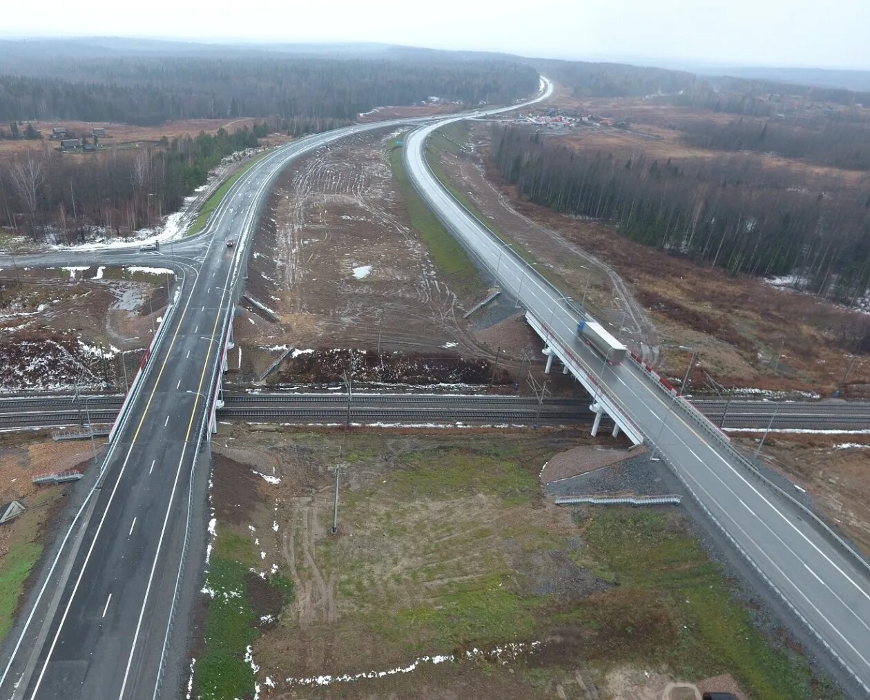 Солнечный красноярск дорога. Федеральная трасса р-255 Сибирь. Путепровод Красноярск. Магистраль Красноярск дорога. Путепровод через Транссиб.