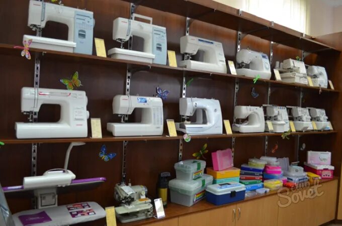 Магазин швейных машин. Швейные машинки магазин. Швейные техники. Витрины со швейными машинами.