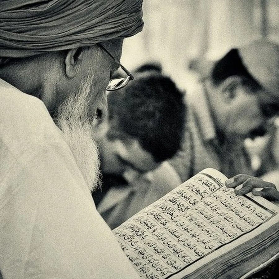 Слушание корана. Чтение Корана. Коран чтение Корана. Чтение Корана имам. Молюсь Коран.