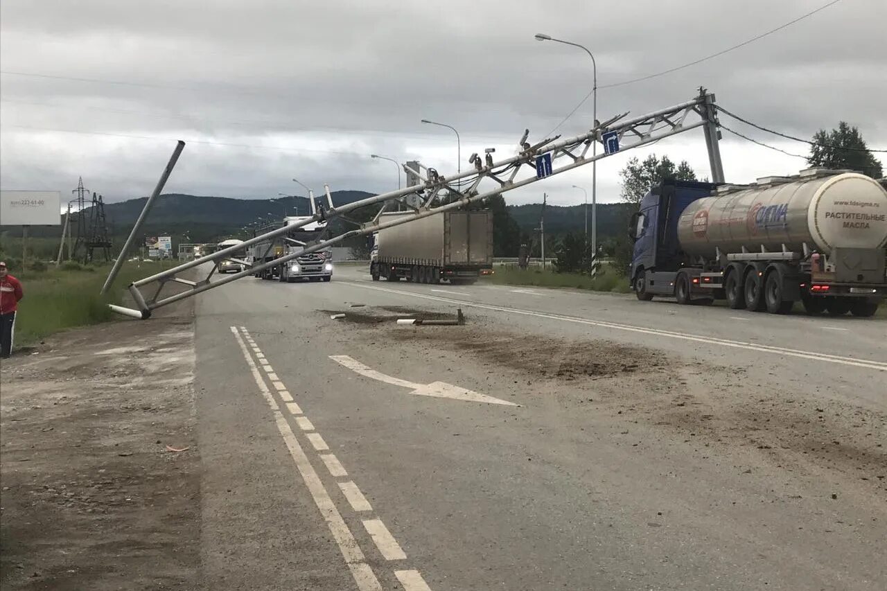 Трасса. Авария в Челябинской области. Авария на трассе м5 сегодня. ДТП на м5 в Челябинской области самосвал и фура. Авария на м5 сегодня челябинская