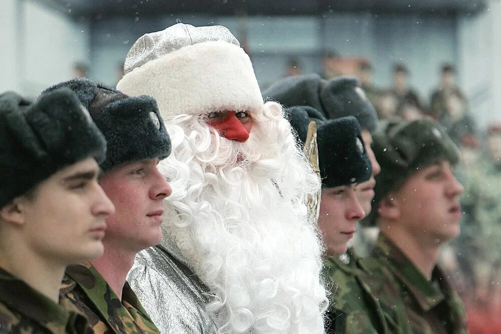 Новые войска в россии. Новый год в армии. Новогодняя елка в армии. Дед Мороз в армии. С новым годом армия.
